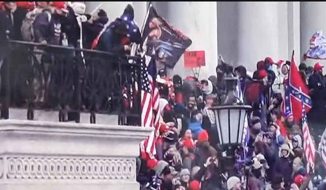 Breaking News: Stare de asediu in Washington. Au luat cu asalt cladirea Capitoliului.