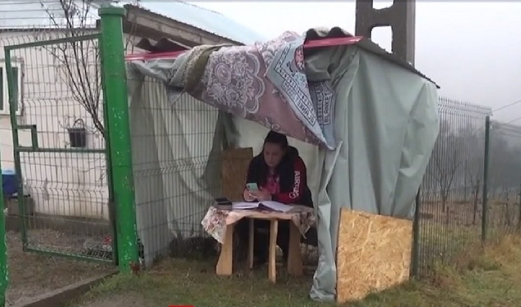 Denisa învaţă într-o baracă, în faţa casei, pe ploaie și frig. Doar acolo are semnal pentru orele online