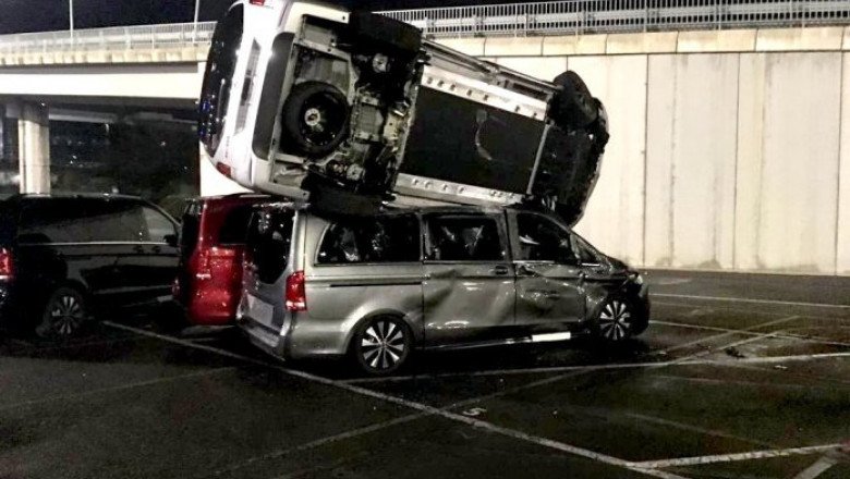 Răzbunarea unui angajat concediat de la o fabrică Mercedes: S-a urcat într-un excavator și a făcut praf 69 de mașini de lux