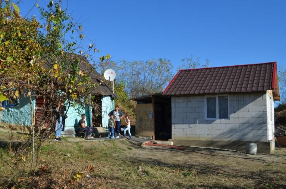 Lecție de voință! Paula are numai 13 ani și este stâlpul familiei chiar dacă se confruntă cu grave probleme de sănătate. Iată povestea emoționantă