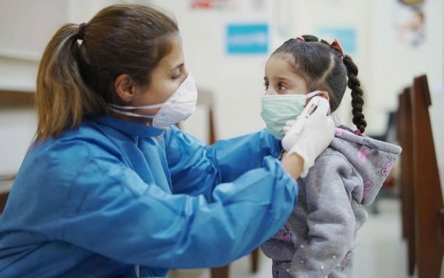 În ce măsură îi afectează noua tulpină pe copii. Cum îi protejăm pe cei mici de noua tulpină