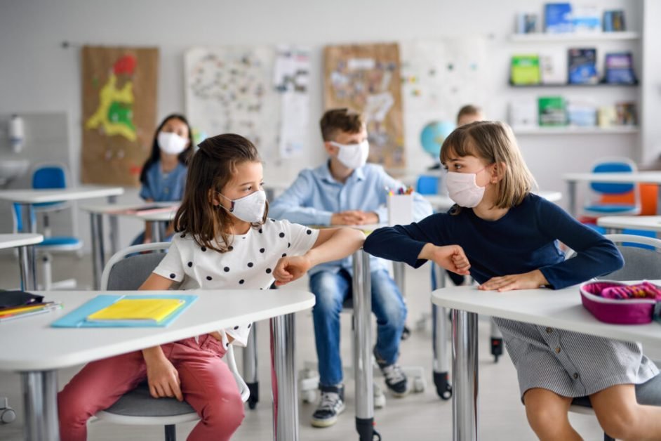 Veste BUNĂ pentru elevii din România. Elevii s-au săturat să stea acasă și forțează revenirea în clase