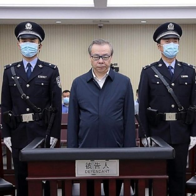 A fost impuscat pentru coruptie in China. A primit mita masini de lux, lingouri de aur si sume uriase de bani