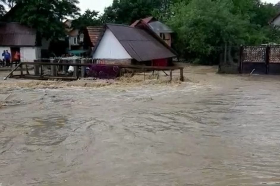 România e măturată de inundații! În mai multe județe din România s-au înregistrat viituri din cauza precipitaților abundente