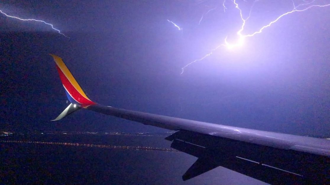 Avion care trebuie să ajungă la Suceava a fost spulberat de un fulger puternic. Care este starea celor 90 de români