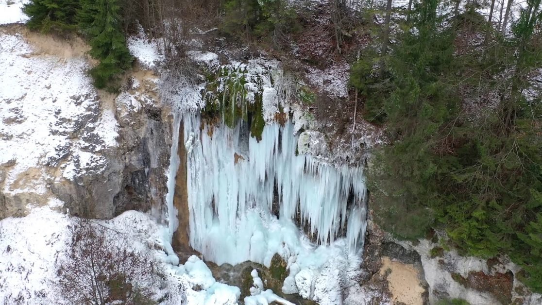 Imagini Spectaculoase din Apuseni! Cascada ascunsă de privirile turiștilor este parcă desprinsă din povești după ce a înghețat