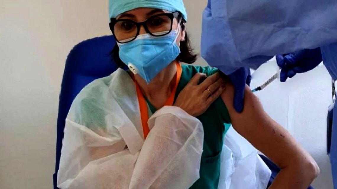 Anuntul facut de sotia lui Lucian Mindruta la 24 de ore dupa ce si-a facut vaccinul anti-COVID: “Am avut ceva durere la locul injectarii