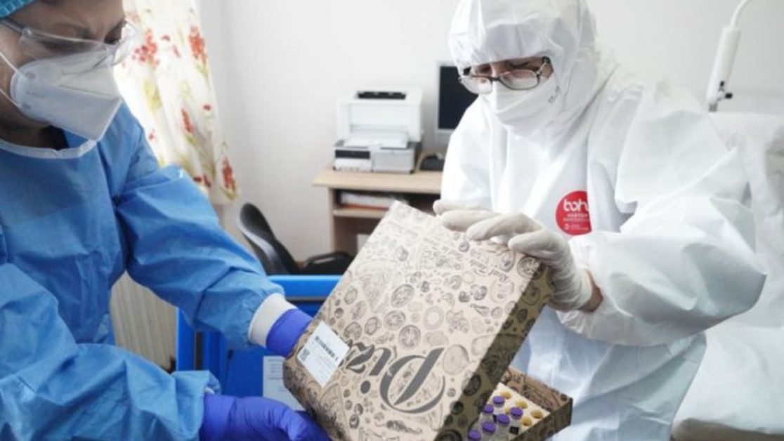 Fara cuvinte! Vaccinul a fost adus în cutii de pizza la un spital.