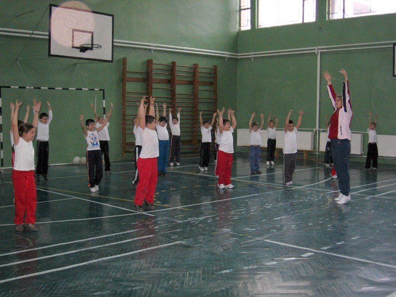 VEȘTI BUNE PENTRU TOȚI ELEVII. ORELE DE SPORT AR PUTEA SĂ SE DESFĂȘOARE, FĂRĂ MASCĂ, ÎN CURTEA ȘCOLII