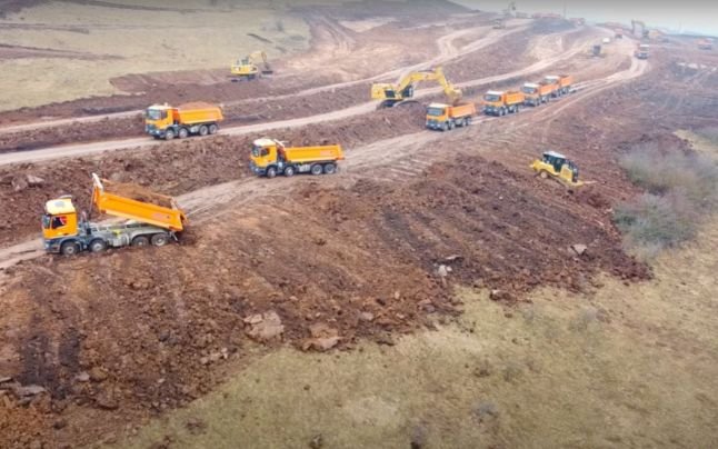 Desfăşurare impresionantă de forţe pe şantierul unei autostrăzi din România. Angajaţii constructorului român muncesc ca în China VIDEO