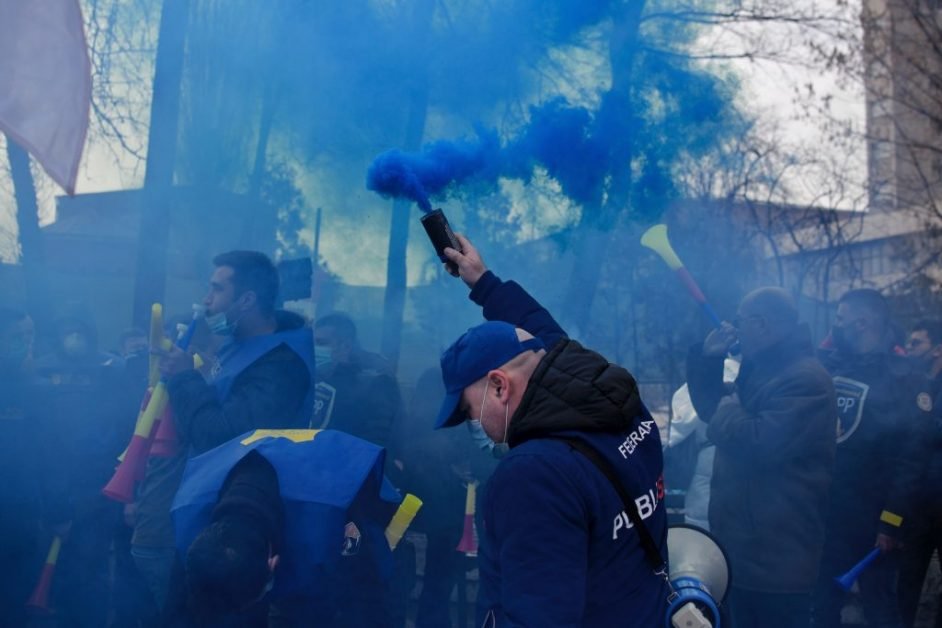 Politisti cu fumigene in fata Palatului Cotroceni. Ei s-au imbrancit cu jandarmii: „Jos, jos, guvernul mincinos”