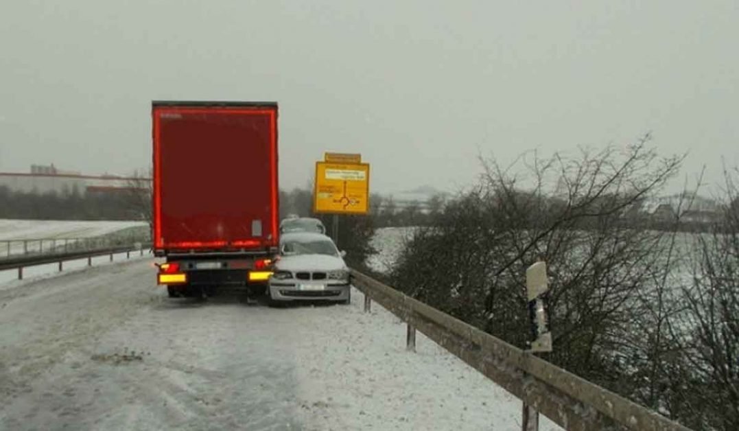 Erou in Germania. Un sofer roman a oprit cu TIR-ul sau un BMW care mergea haotic pe sosea, dupa ce femeia de la volan isi pierduse cunostinta
