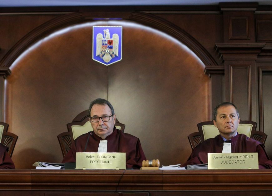Se schimba legea. Judecatorii CCR nu vor mai incasa si pensie daca doresc sa ramana la CCR. Dorneanu are 7.000 euro/lunar din pensii speciale
