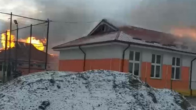 Incendiu la o școală învață 126 de elevi. Focul a izbucnit de la centrala termică