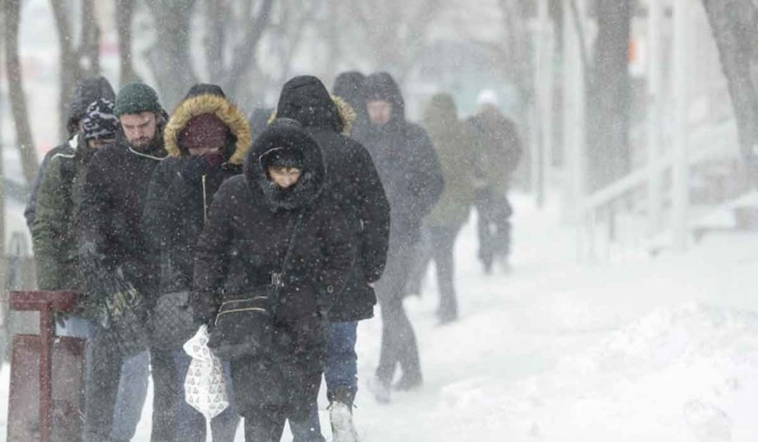 Alerta ANM. Meteorologii au schimbat prognoza. Vine ger de crapa lemnele
