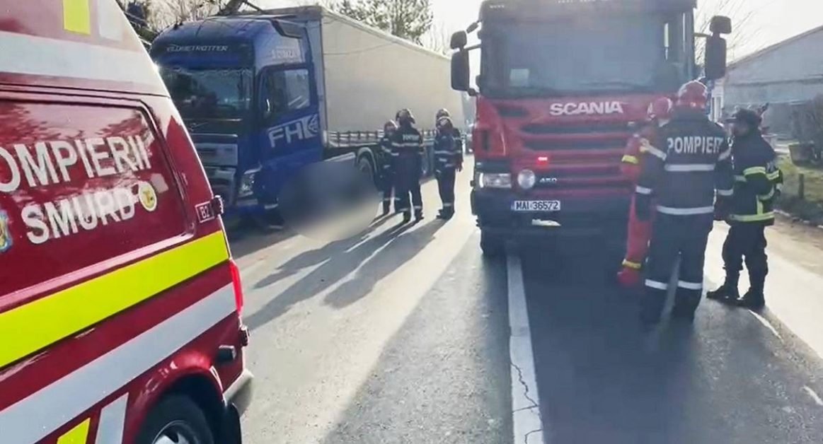 Fetiţă ucisă de TIR pe trecerea de pietoni, sub privirile tatălui. Copila mergea spre şcoală