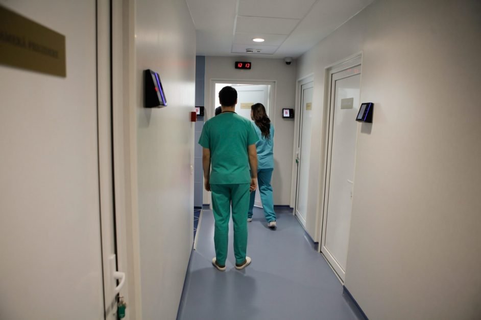 Asistente medicale la lucru în Germania, în timp ce erau pontate la serviciu în România