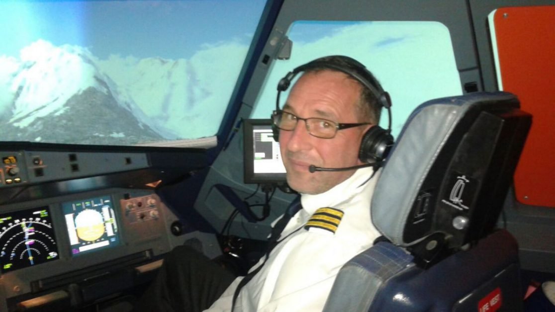 Lecție de perseverență. Un bărbat a devenit pilot, la 51 de ani, după ce a lucrat la un fast-food