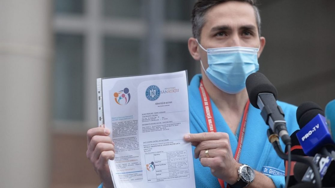 Valeriu Gheorghiță, anunţ pentru profesori. Vor fi vaccinați cu AstraZeneca, serul care dă cele mai multe reacții adverse