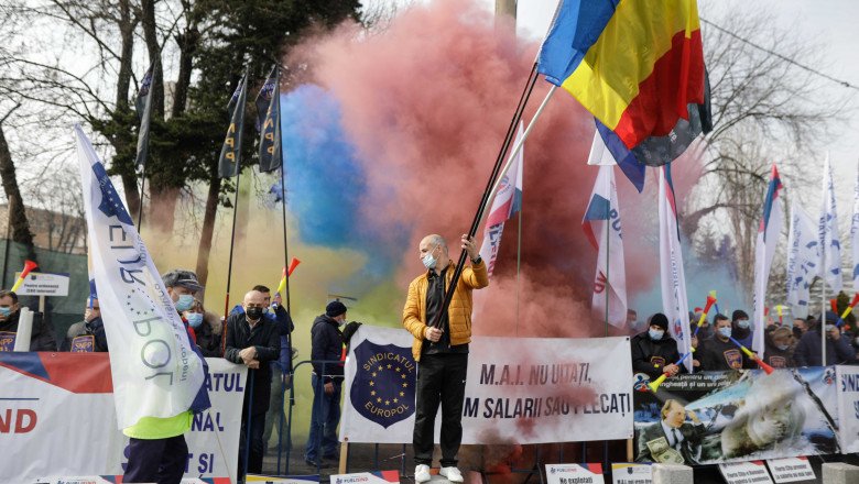 Godina se delimiteaza de protestul politistilor: „Mergeti la privat ca se dau sporuri babane”