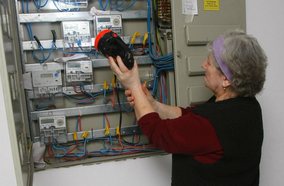 Reguli la schimbarea furnizorului de energie electrică. Consumatorii casnici vor trebui să comunice indexul. Documentele necesare pentru încheierea unui contract