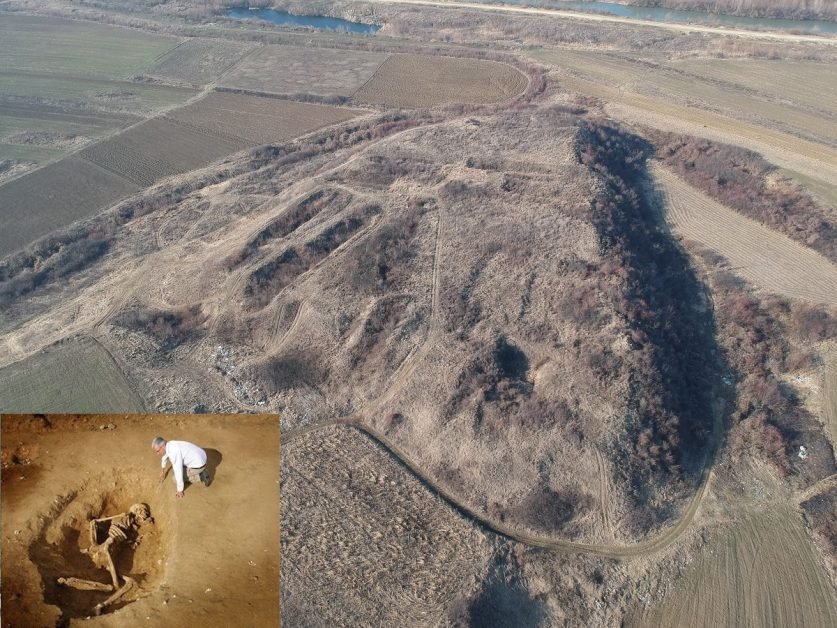 Argedava- numită și cetatea uriașilor. Așezare dacică, situată pe malul drept al Argeșului, în localitatea Popești