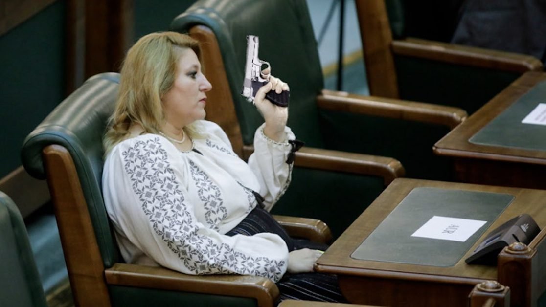 Șoșoacă se înarmează! „De mâine voi face cerere pentru permis de port-armă. Trebuie să mă apăr cumva”