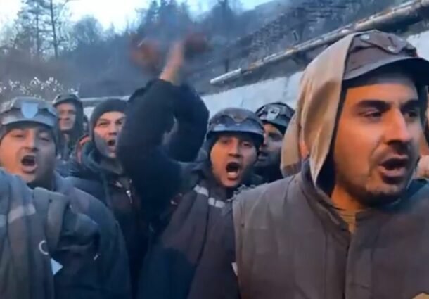 Minerilor li s-a facut dor de Bucuresti. „Hotii, hotii! Vreti alta mineriada?”.