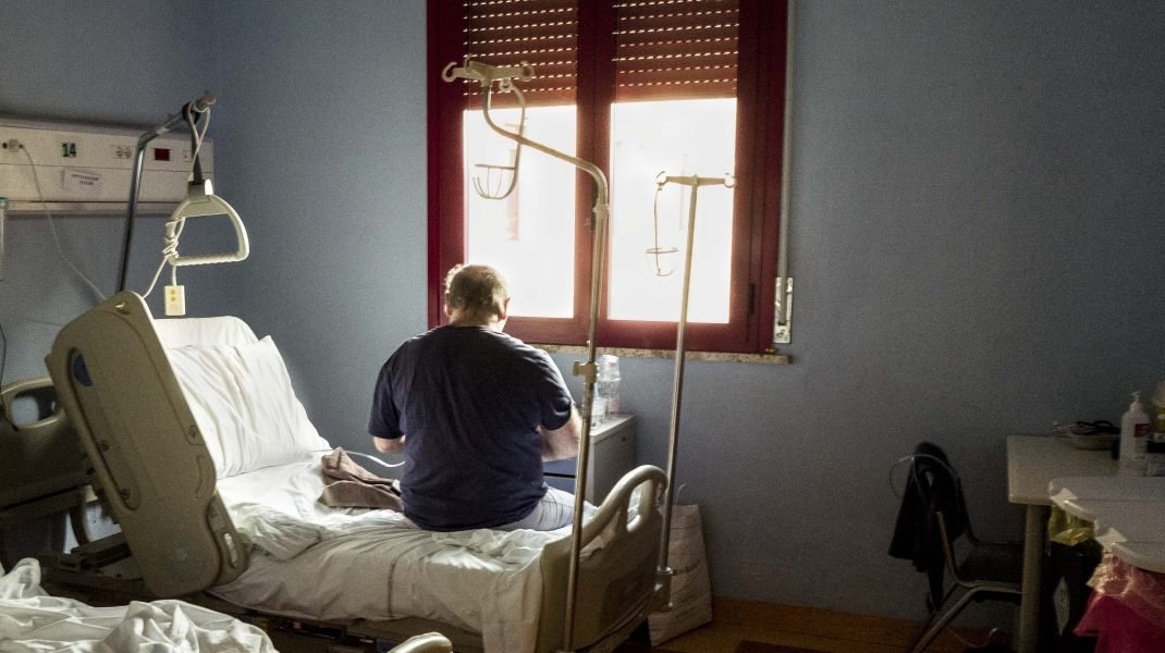 Un bărbat din Botoșani a murit de supradoză cu banalul Paracetamol după ce s-a tratat singur acasă
