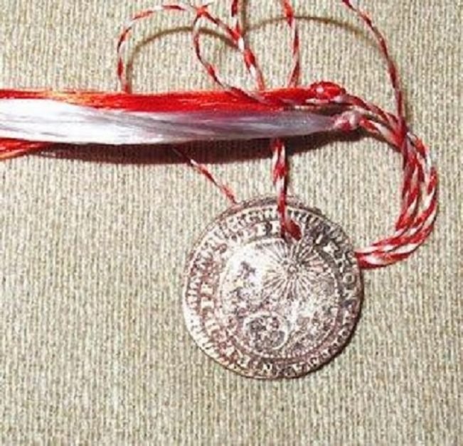Mărțișorul- un simbol străvechi. Amulete asemănătoare cu mărţişorul, de acum aproximativ 8.000 de ani gasite in Mehedinti.