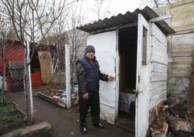 Amenzi până la 4.000 de lei pentru românii care nu îşi mută toaleta din curte în casă