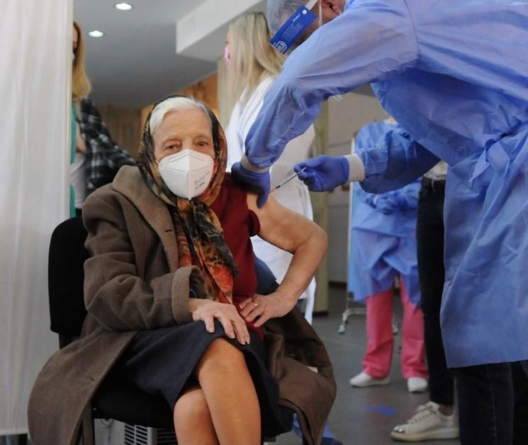 Zoea Baltag, în vârstă de 105 ani. „M-a convins nepoata mea, care e medic, că singura soluție să scăpăm e vaccinul”