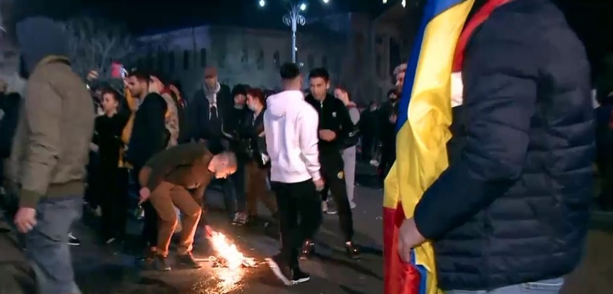 Mai mulți huligani infiltrați între cei circa 100-150 de protestatari! Cum a fost devastat centrul Capitalei luni noapte