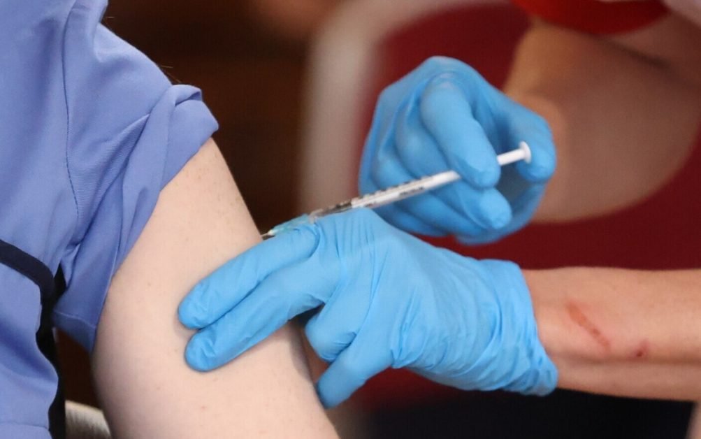 Un medic din Timișoara s-a infectat cu coronavirus la o lună după administrarea celei de-a doua doze de vaccin Pfizer. Cum își explică asta