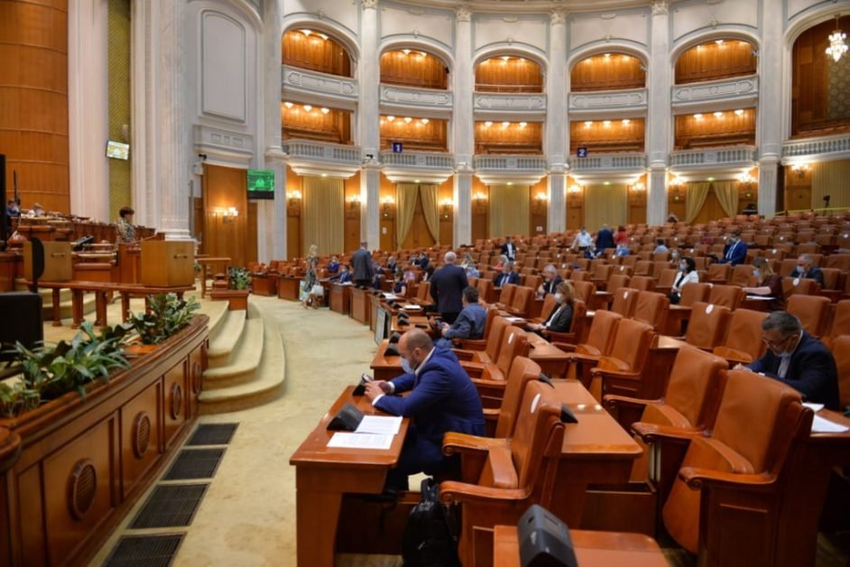 Primii care rămân fără pensii speciale: 580 de foști deputați vor primi ordinul prin poștă