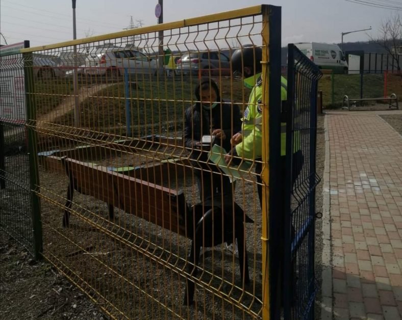 Poliţia locală a sancţionat o bătrână pentru că stătea pe o bancă într-un parc pentru copii. Nimeni nu a luat în calcul că, poate, bătrânei îi era rău sau pur şi simplu voia să se odihnească.