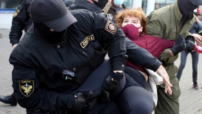 9 polițiști din București, au torturat două persoane care le-au reproșat că nu poartă mască. Detalii șocante din dosar