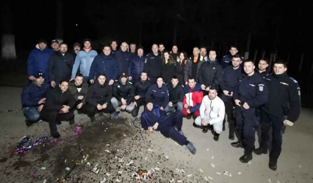 Zeci de jandarmi din Brasov, petrecere-surpriza pentru seful lor, fara masti si distantare fizica