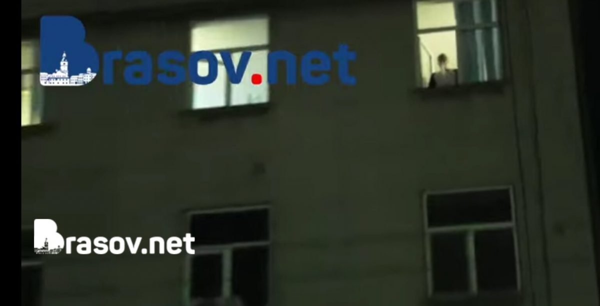 Două realități diferite, în care și unii și alții, au partea lor de adevăr! Un bolnav care respiră cu ajutorul unei măști de oxigen privește de la geamul salonului de spital protestele anti-restricții