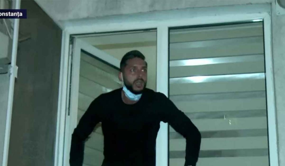 Un tanar a fost huiduit de protestatari dupa ce le-a spus ca tatal sau a decedat de doua zile din cauza virusului