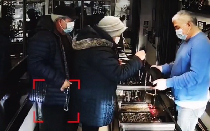 Doi bunici au devenit spaima magazinelor de bijuterii. Ar fi furat zeci de bijuterii din Bacău, Vaslui, Bârlad şi Oneşti