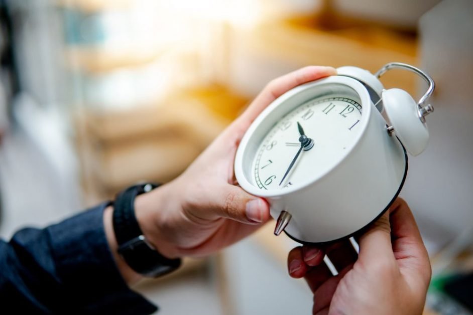 Trecem la ora de vară 2021. Ceasurile vor trebui date cu o oră înainte. Ce decizie ia România în legătură cu schimbarea orei