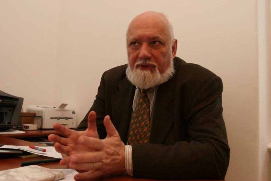 Gelu Voican Voiculescu, locuieste in vila de 9 camere de la RAAPPS din 2001. Plateste chirie 149 de lei/luna