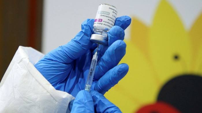 Germania susține că există o legătură între apariţia cheagurilor de sânge şi vaccinul AstraZeneca.