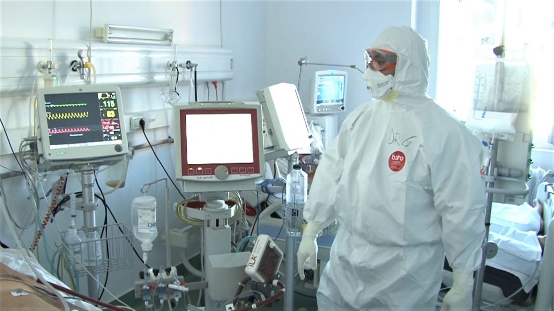 Mărturii din 3 spitale din linia I: Tulpina care atacă în special tinerii și cum a ajuns virusul o boală care „se tratează la televizor”