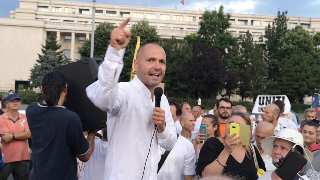 Avocatul Dan Chitic se plange ca a fost amendat cu 3.000 de lei ca urmare a mitingului anti-masca din Piata Victoriei. Le cere sustinatorilor sai sa il ajute la plata amenzii.