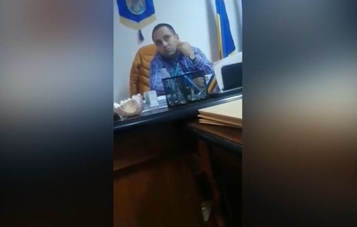 Primar PNL, filmat în birou vorbind despre o şpagă de 1.500 de euro pentru o angajare