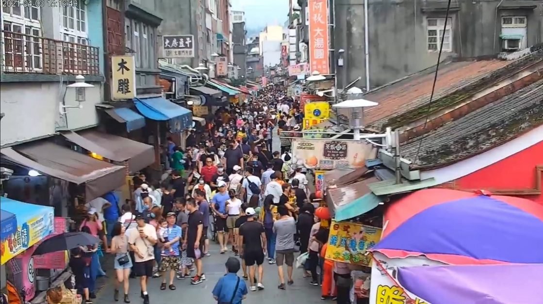 Postarea care a creat controverse: „Asta-i de pe camera live din China, aveti data si ora! Nu are unul masca si e taraba langa taraba si nu mai moare nimeni!”
