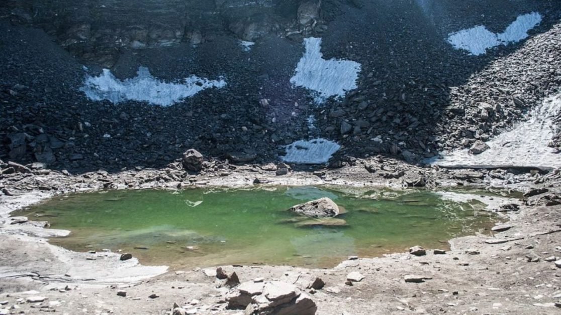 Misterul ce înconjoară “Lacul scheletelor umane” din Munţii Himalaya: nimeni nu ştie de ce 800 de oameni au murit în acest lac