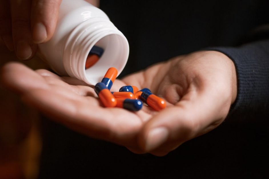Ar putea fi un remediu pentru pandemie chiar în acest an. Pfizer a produs pastila care ne videcă denoul virus. Cum funcționează